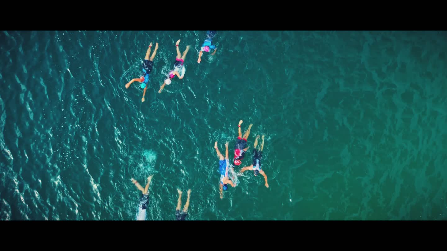 Nageurs vus du ciel dans le film du Triathlon du Moun